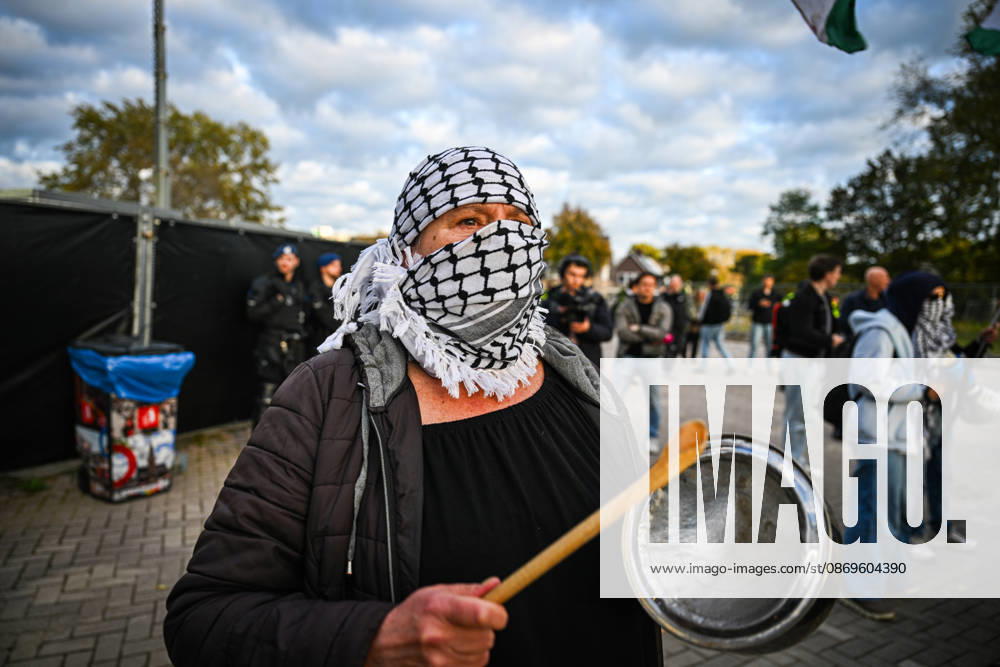 Pro-Palestinian protest in Netherlands ahead of AZ Alkmaar-Hapoe ALKMAAR, NETHERLANDS - OCTOBER 15: Pro-Palestinian demonstrator groups gather near AFAS Stadium to protest the UEFA Europa League football match between AZ Alkmaar and Hapoel Be er Sheva in Alkmaar, Netherlands on October 15, 2026. Security measures were heightened around the venue during the protest ahead of the match. Mouneb Taim Anadolu Alkmaar Netherlands. Editorial use only. Please get in touch for any other usage.