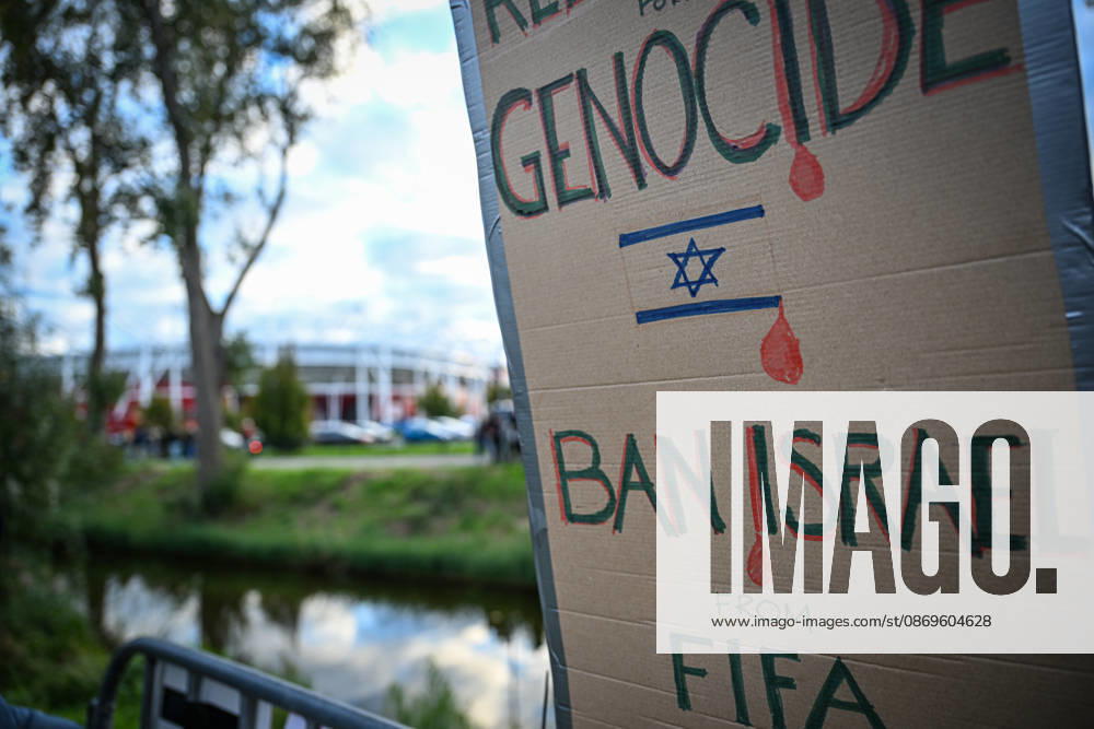 Pro-Palestinian protest in Netherlands ahead of AZ Alkmaar-Hapoe ALKMAAR, NETHERLANDS - OCTOBER 15: Pro-Palestinian demonstrator groups gather near AFAS Stadium to protest the UEFA Europa League football match between AZ Alkmaar and Hapoel Be er Sheva in Alkmaar, Netherlands on October 15, 2026. Security measures were heightened around the venue during the protest ahead of the match. Mouneb Taim Anadolu Alkmaar Netherlands. Editorial use only. Please get in touch for any other usage.
