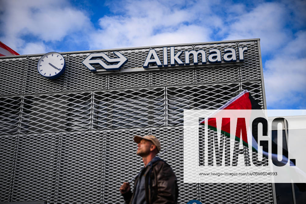 Pro-Palestinian protest in Netherlands ahead of AZ Alkmaar-Hapoe ALKMAAR, NETHERLANDS - OCTOBER 15: Pro-Palestinian demonstrator groups gather near AFAS Stadium to protest the UEFA Europa League football match between AZ Alkmaar and Hapoel Be er Sheva in Alkmaar, Netherlands on October 15, 2026. Security measures were heightened around the venue during the protest ahead of the match. Mouneb Taim Anadolu Alkmaar Netherlands. Editorial use only. Please get in touch for any other usage.