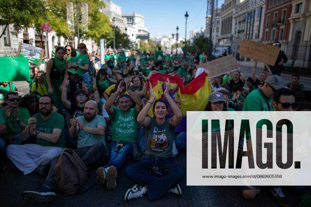 Teachers protest by sitting on the ground on a street in Madrid..Gathering of teachers on the second day of an indefinite strike, calling for improvements to public education in the Community of Madrid. Madrid Spain - ZUMAs197 20261015_aaa_s197_201