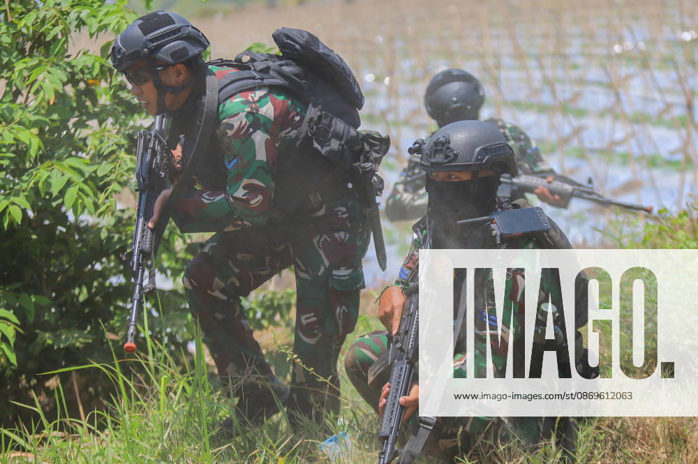 Indonesia-Australia Military Drill Australian Defense Force (ADF) personnel take part in a joint military exercise with the Indonesia Army at Banongan beach in Situbondo, Indonesia, on October 15, 2026. The exercise, named Keris Woomera 2026, is a form of diplomacy between Indonesia and Australia in the military field. The exercise is part of efforts to strengthen defense cooperation between Indonesia and Australia, particularly in addressing regional security challenges. Situbondo Indonesia