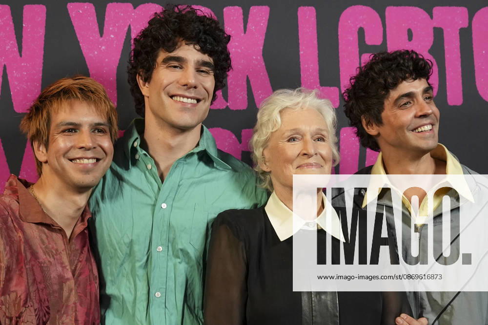 The directors of the Spanish film La bola negra , Javier Calvo (C-L) and Javier Ambrossi (R), pose alongside American actress Glenn Close and Salvadoran director Julio Torres during the film s red carpet event in New York, United States, 15 October 2026. Red carpet for the Spanish film La bola negra !ACHTUNG: NUR REDAKTIONELLE NUTZUNG!