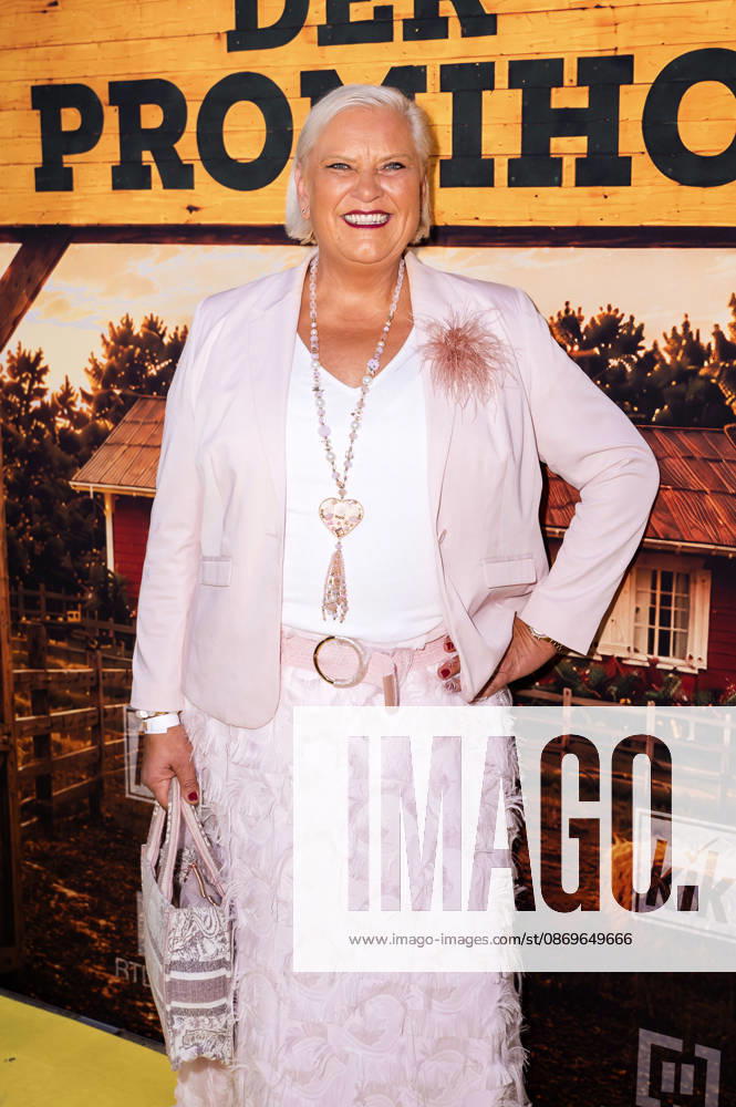 Meike Buschening Kaffenberger at the premiere of Season 2 of the reality TV show *Der Promihof* at the Gertrudenhof adventure farm in Hürth, October 14, 2026 Foto:xT.xFuturexImagex promihof_6032