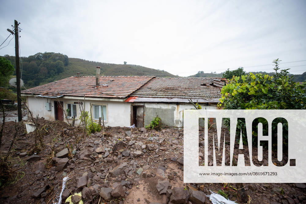Landslide damages homes in Turkiye s Sakarya SAKARYA, TURKIYE - OCTOBER 16: Homes are damaged by a landslide and mud and rock debris carried by floodwaters following heavy rainfall in Karasu district of Sakarya, Turkiye, on October 16, 2026. Ibrahim Yozoglu Anadolu Sakarya Turkey. Editorial use only. Please get in touch for any other usage.