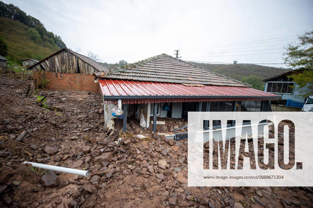 Landslide damages homes in Turkiye s Sakarya SAKARYA, TURKIYE - OCTOBER 16: Homes are damaged by a landslide and mud and rock debris carried by floodwaters following heavy rainfall in Karasu district of Sakarya, Turkiye, on October 16, 2026. Ibrahim Yozoglu Anadolu Sakarya Turkey. Editorial use only. Please get in touch for any other usage.