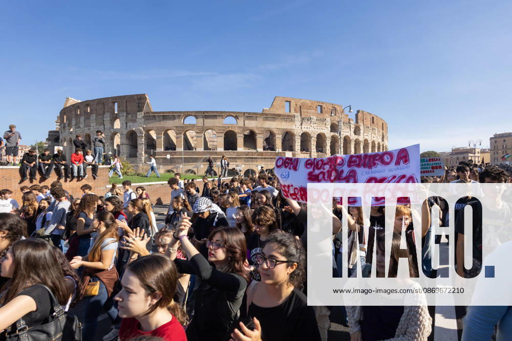 IPA89756024 - Rome, October 16, 2026: Student demonstration in Rome on No Meloni Day against Minister Valditara and the Education Decree-Law