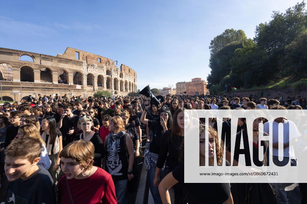 IPA89756020 - Rome, October 16, 2026: Student demonstration in Rome on No Meloni Day against Minister Valditara and the Education Decree-Law