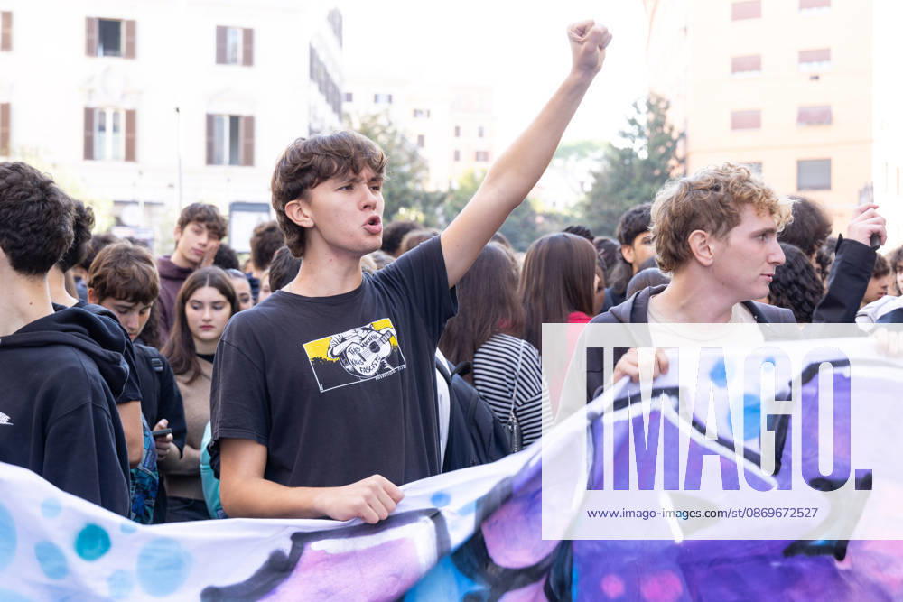 IPA89755960 - Rome, October 16, 2026: Student demonstration in Rome on No Meloni Day against Minister Valditara and the Education Decree-Law
