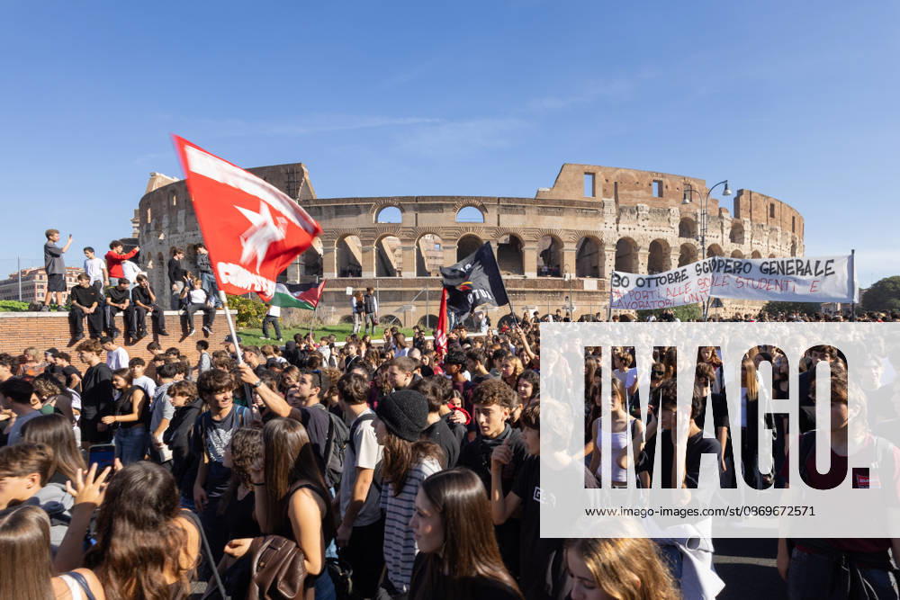 IPA89756014 - Rome, October 16, 2026: Student demonstration in Rome on No Meloni Day against Minister Valditara and the Education Decree-Law