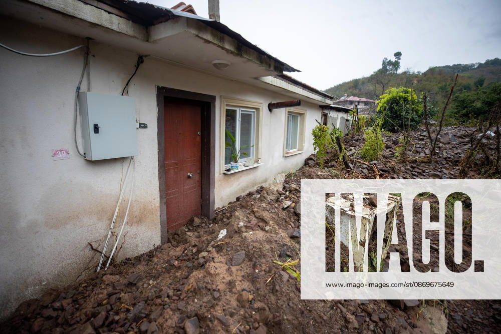 Landslide damages homes in Turkiye s Sakarya SAKARYA, TURKIYE - OCTOBER 16: Homes are damaged by a landslide and mud and rock debris carried by floodwaters following heavy rainfall in Karasu district of Sakarya, Turkiye, on October 16, 2026. Ibrahim Yozoglu Anadolu Sakarya Turkey. Editorial use only. Please get in touch for any other usage.