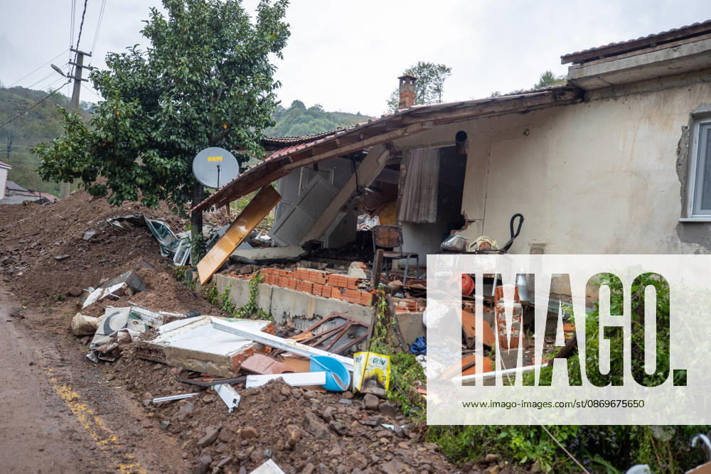 Landslide damages homes in Turkiye s Sakarya SAKARYA, TURKIYE - OCTOBER 16: Homes are damaged by a landslide and mud and rock debris carried by floodwaters following heavy rainfall in Karasu district of Sakarya, Turkiye, on October 16, 2026. Ibrahim Yozoglu Anadolu Sakarya Turkey. Editorial use only. Please get in touch for any other usage.
