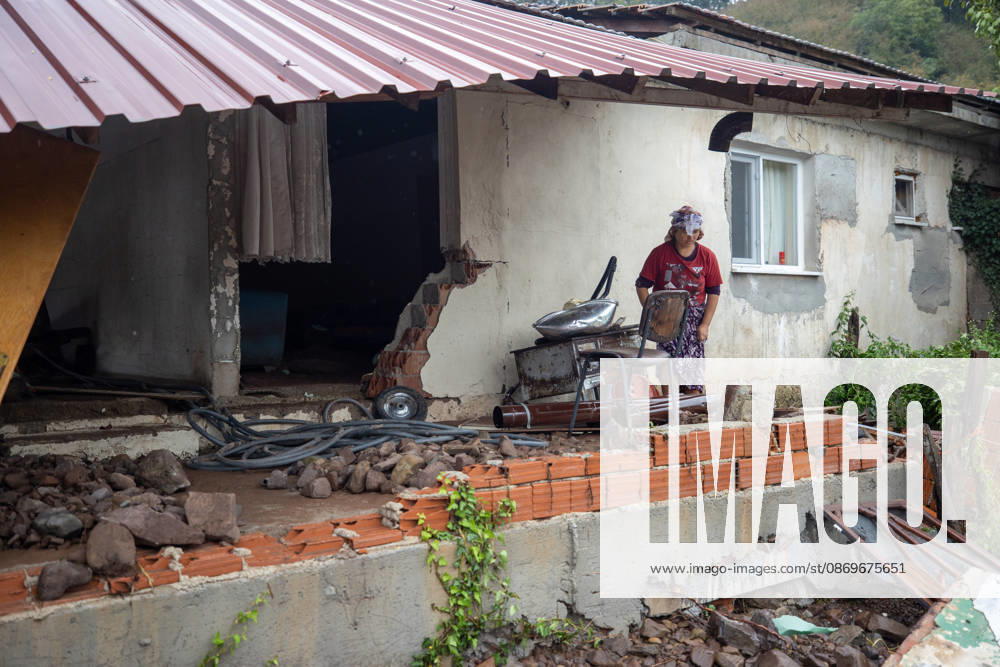 Landslide damages homes in Turkiye s Sakarya SAKARYA, TURKIYE - OCTOBER 16: Homes are damaged by a landslide and mud and rock debris carried by floodwaters following heavy rainfall in Karasu district of Sakarya, Turkiye, on October 16, 2026. Ibrahim Yozoglu Anadolu Sakarya Turkey. Editorial use only. Please get in touch for any other usage.