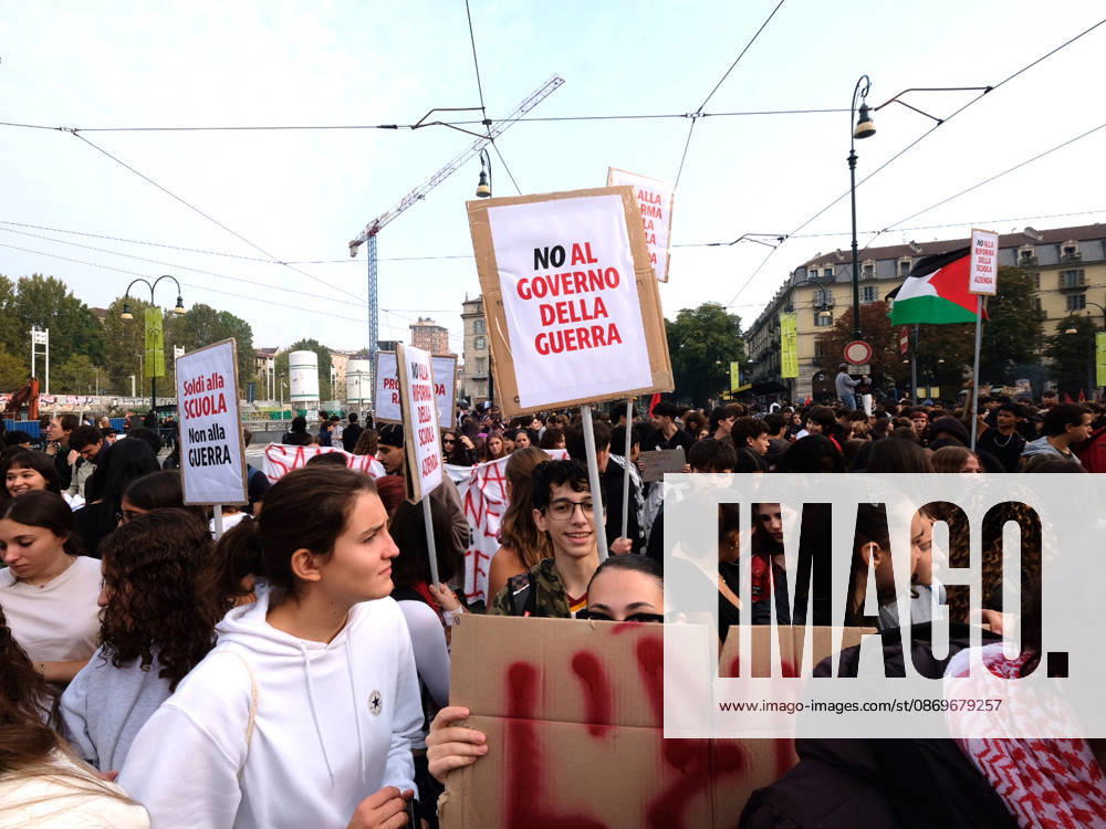 IPA89758457 - Turin, October 16, 2026: Student protests calling for funding for schools, not for war