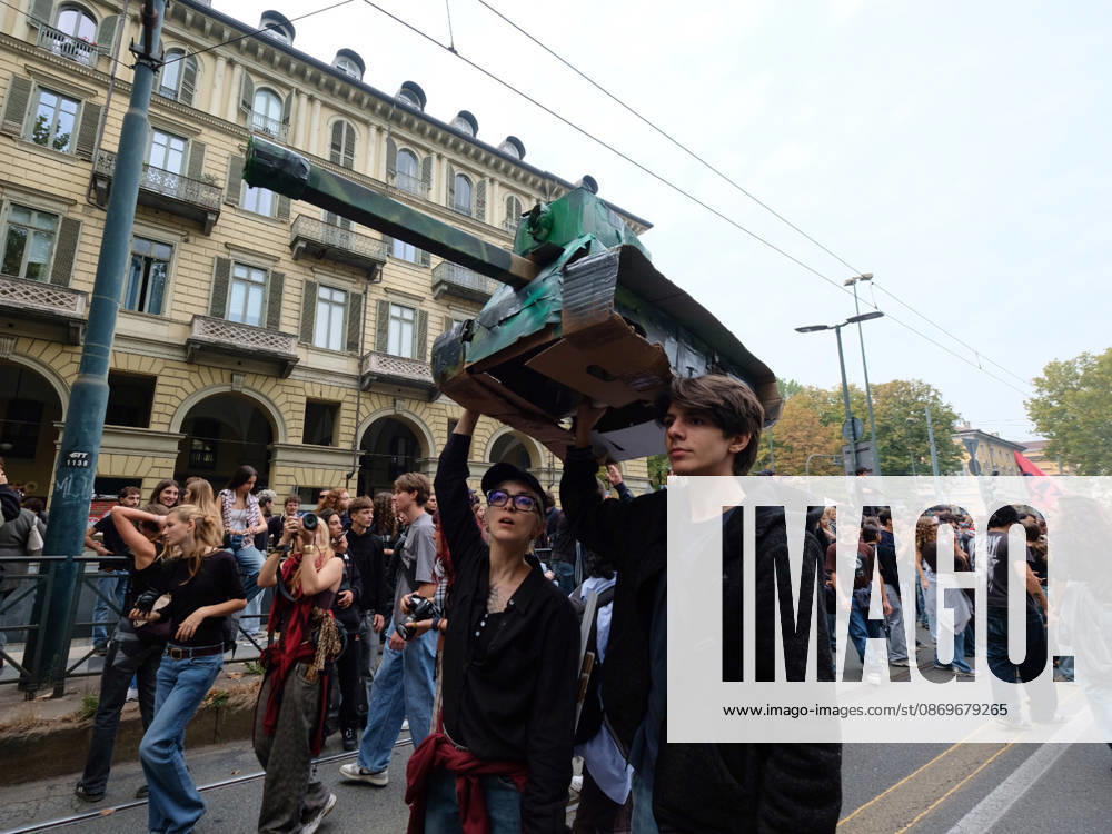 IPA89758508 - Turin, October 16, 2026: Student protests calling for funding for schools, not for war