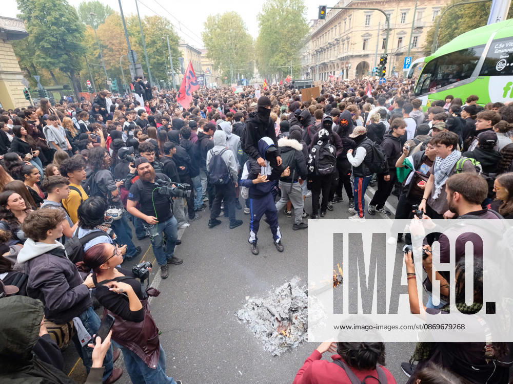 IPA89758554 - Turin, October 16, 2026: Student protests calling for funding for schools, not for war