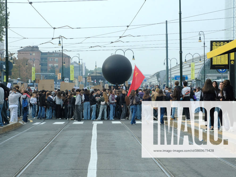 IPA89758423 - Turin, October 16, 2026: Student protests calling for funding for schools, not for war