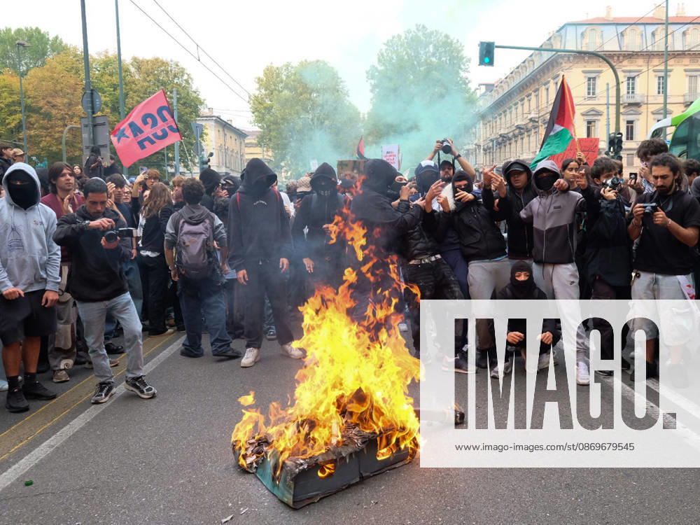 IPA89758542 - Turin, October 16, 2026: Student protests calling for funding for schools, not for war