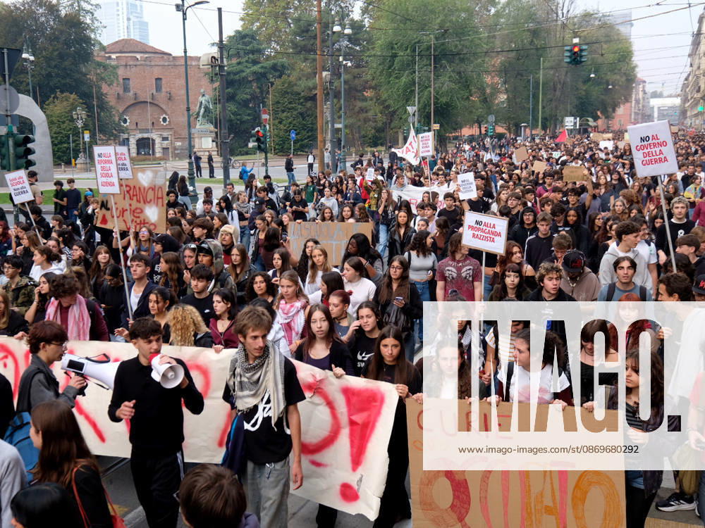 IPA89758481 - Turin, October 16, 2026: Student protests calling for funding for schools, not for war