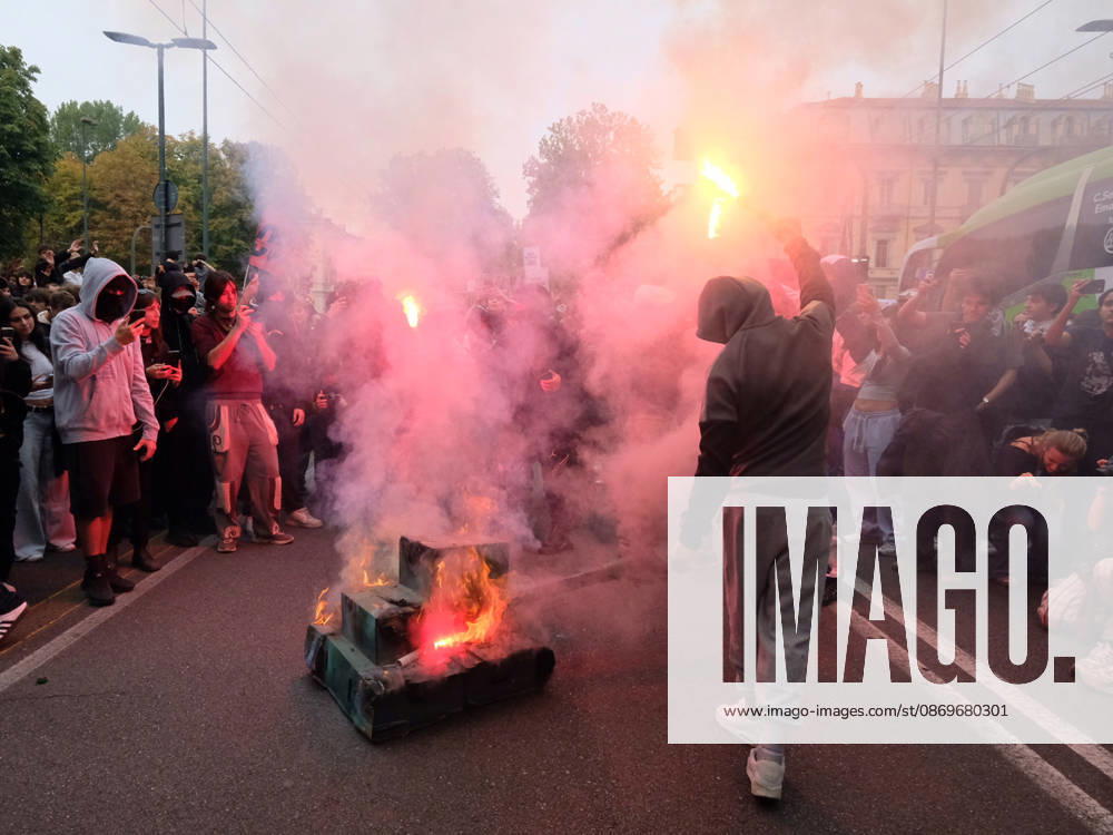 IPA89758526 - Turin, October 16, 2026: Student protests calling for funding for schools, not for war