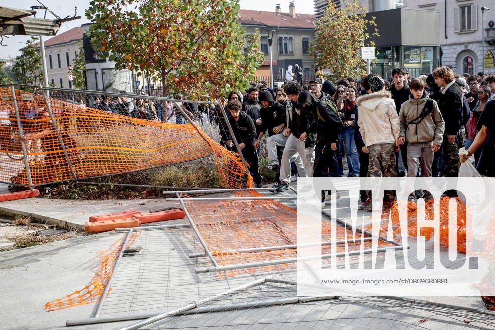 Milano, Lombardia: Occupazione dellex obitorio delPoliclinico durante il corteo studentesco ˜A scuola nessuno e straniero a Milano, 16 ottobre 2026. ANSA MOURAD BALTI TOUATI ++ATTENZIONE: NELLA FOTO P5ad4fb63214fd53afa14e2348b239e9cEBBERO ESSERE RITRATTI DEI MINORENNI. L ANSA METTE A DISPOSIZIONE DEI PROPRI ABBONATI QUESTA IMMAGINE, LASCIANDO LORO LA DECISIONE SULL OPPORTUNITA DI PUBBLICARLA+++ Occupation of the former morgue at the Policlinico hospital during the ˜No one is a foreigner at school student march in Milan, October 16, 2026. ANSA MOURAD BALTI TOUATI. Milano Lombardia - ZUMAa110 20261016_zaf_a110_024