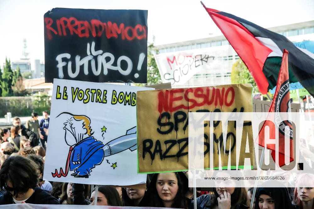 High school students are participating in the march organized by the Coordination of High School Students to denounce the lack of resources in public schools, staff insecurity, the cost of books and transportation, and the critical issues facing the school system. The demonstration is part of the national student mobilization. Mestre, October 16, 2026 Master Italy - ZUMAa289 20261016_zia_a289_012