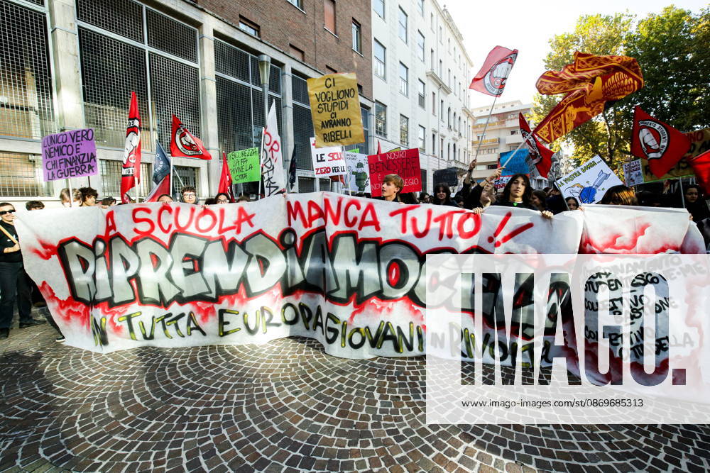 High school students are participating in the march organized by the Coordination of High School Students to denounce the lack of resources in public schools, staff insecurity, the cost of books and transportation, and the critical issues facing the school system. The demonstration is part of the national student mobilization. Mestre, October 16, 2026 Master Italy - ZUMAa289 20261016_zia_a289_046