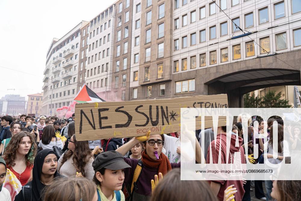 IPA89759932 - Milan, October 16, 26, Largo Cairoli, Student Strike: No One Is a Stranger