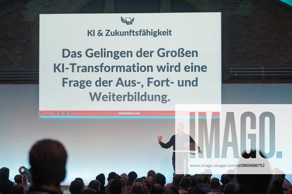 Berlin, 16.10.2026: Auf der NeulandPro Connect 2026 spricht der Publizist und Digital-Vordenker Sascha Lobo vor der Folie KI & Zukunftsfähigkeit: Das Gelingen der Großen KI-Transformation wird eine Frage der Aus-, Fort- und Weiterbildung. Die zweitägige KI-Konferenz NeulandPro Connect 2026 findet am 16. und 17. Oktober im Westhafen Event & Convention Center (WECC) in Moabit statt, einem historischen Speichergebäude am Berliner Westhafen. Veranstalter ist NeulandPro, eine Bildungs- und Medienmarke rund um Künstliche Intelligenz. Mit Vorträgen, Workshops und Hackathons richtet sich die Konferenz vor allem an kleine und mittelständische Unternehmen, Gründer und Führungskräfte, die KI praktisch einsetzen wollen; erwartet werden bis