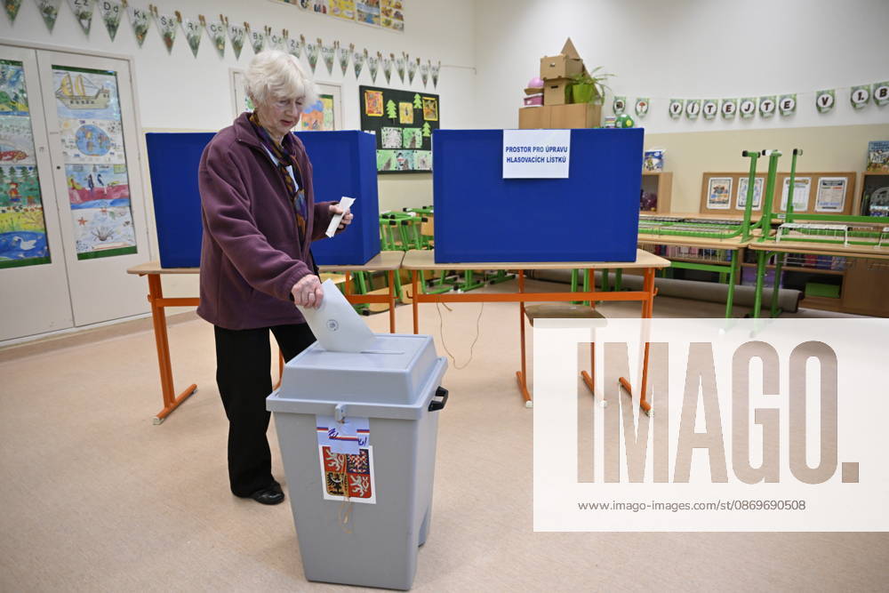 A voter cast her vote in the second round of the Senate elections in Zlin, Zlin Region, Czech republic on October 16, 2026. (CTKxPhoto DaliborxGluck) CTKPhotoP2026101605059 CTKPhotoP2026101605059