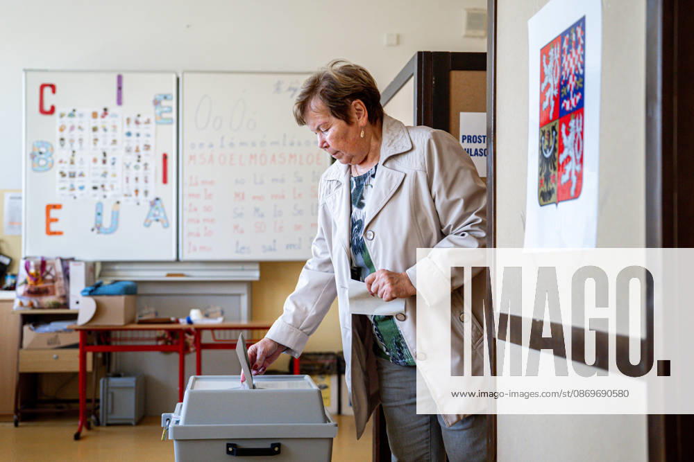 A voter cast her vote in the second round of the Senate elections in the Hradec Kralove district, in Hradec Kralove, Hradec Kralove Region, Czech republic on October 16, 2026. (CTKxPhoto DavidxTanecek) CTKPhotoP2026101605348 CTKPhotoP2026101605348