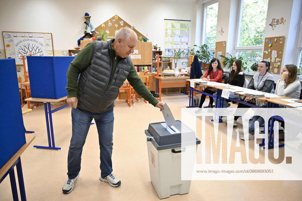 A voter cast his vote in the second round of the Senate elections in Zlin, Zlin Region, Czech republic on October 16, 2026. (CTKxPhoto DaliborxGluck) CTKPhotoP2026101605495 CTKPhotoP2026101605495