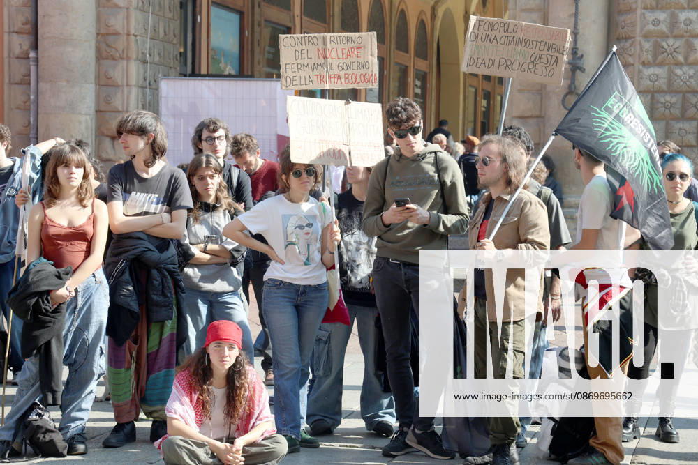 IPA89762521 - Bologna, October 16, 2026. Students and environmentalists gathered to demonstrate in support of the environment and against war on International Climate Day. Pictured is the march organized by Extinction Rebellion and Legambiente.