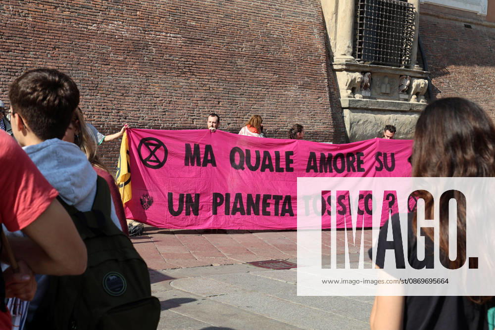 IPA89762529 - Bologna, October 16, 2026. Students and environmentalists gathered to demonstrate in support of the environment and against war on International Climate Day. Pictured is the march organized by Extinction Rebellion and Legambiente.