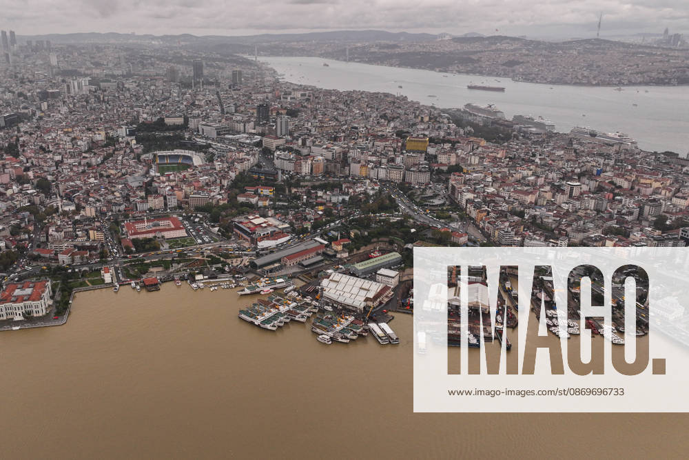 Torrential rain changes sea color to brown along Istanbul Strait and Golden Horn shores ISTANBUL, TURKIYE - OCTOBER 16: The waters along the shores of the Istanbul Strait and the Golden Horn (Halic) display a murky brown color in Istanbul, Turkiye, on October 16, 2026. Following heavy downpours across the metropolis, massive volumes of mud, soil sediment, and surface runoff washed through urban storm drains into the surrounding waterways, heavily discoloring coastal marine areas. Hakan Akgun Anadolu Istanbul Turkey. Editorial use only. Please get in touch for any other usage.