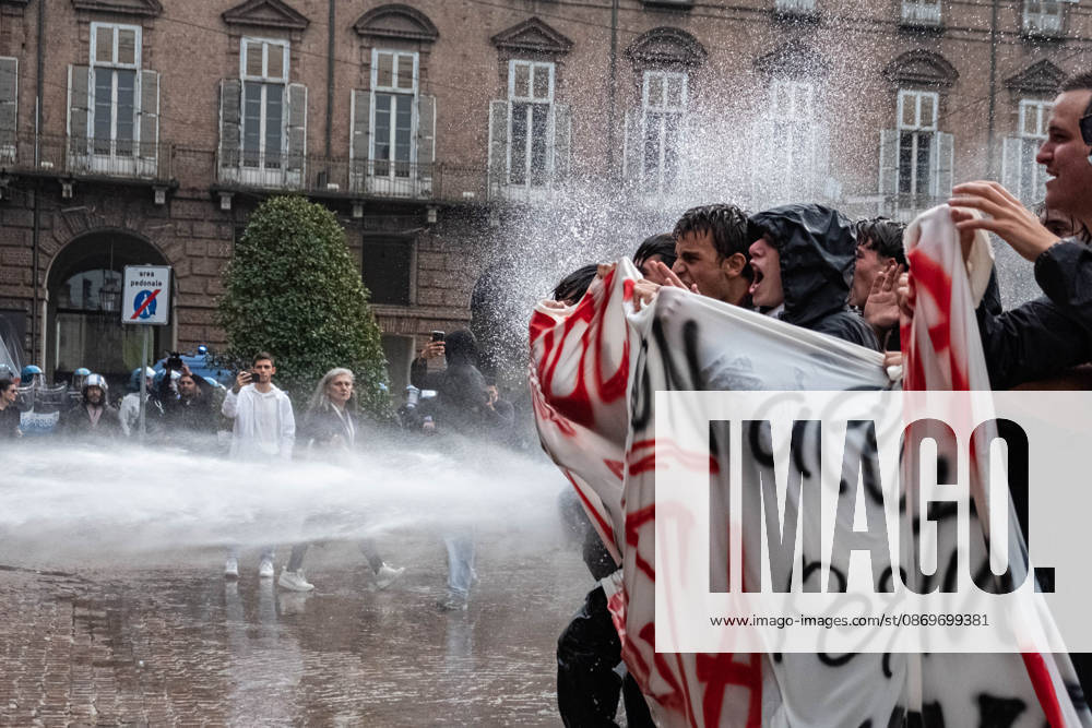 Reportage - Student strike in Turin Police turn on the water cannon against protesters in Piazza Castello during Student strike in Turin, Reportage in Turin, Italy, October 16 2026 Turin City of Turin Italy
