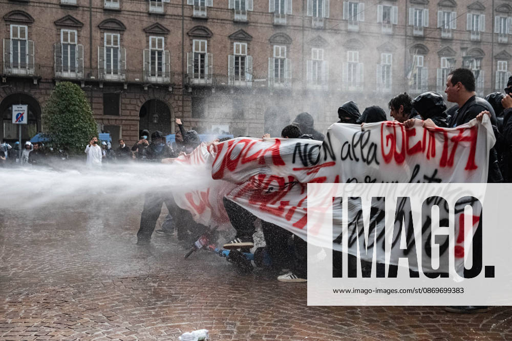 Reportage - Student strike in Turin Police turn on the water cannon against protesters in Piazza Castello during Student strike in Turin, Reportage in Turin, Italy, October 16 2026 Turin City of Turin Italy