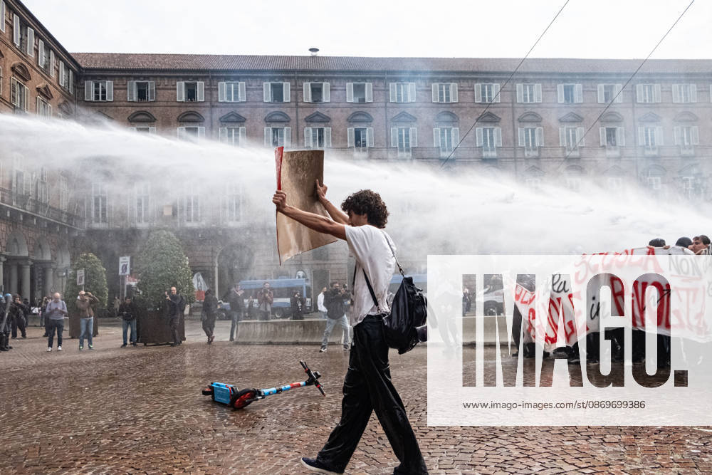 Reportage - Student strike in Turin Police turn on the water cannon against protesters in Piazza Castello during Student strike in Turin, Reportage in Turin, Italy, October 16 2026 Turin City of Turin Italy