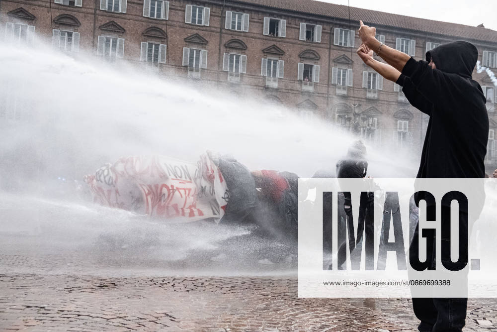 Reportage - Student strike in Turin Police turn on the water cannon against protesters in Piazza Castello during Student strike in Turin, Reportage in Turin, Italy, October 16 2026 Turin City of Turin Italy