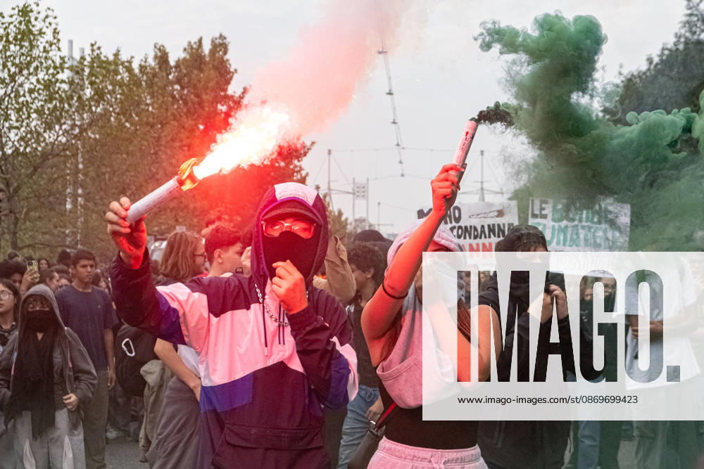 Reportage - Student strike in Turin Some students with smoke bombs during Student strike in Turin, Reportage in Turin, Italy, October 16 2026 Turin City of Turin Italy