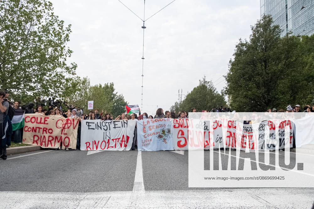 Reportage - Student strike in Turin The march being blocked by police in front of the Porta Susa station during Student strike in Turin, Reportage in Turin, Italy, October 16 2026 Turin City of Turin Italy