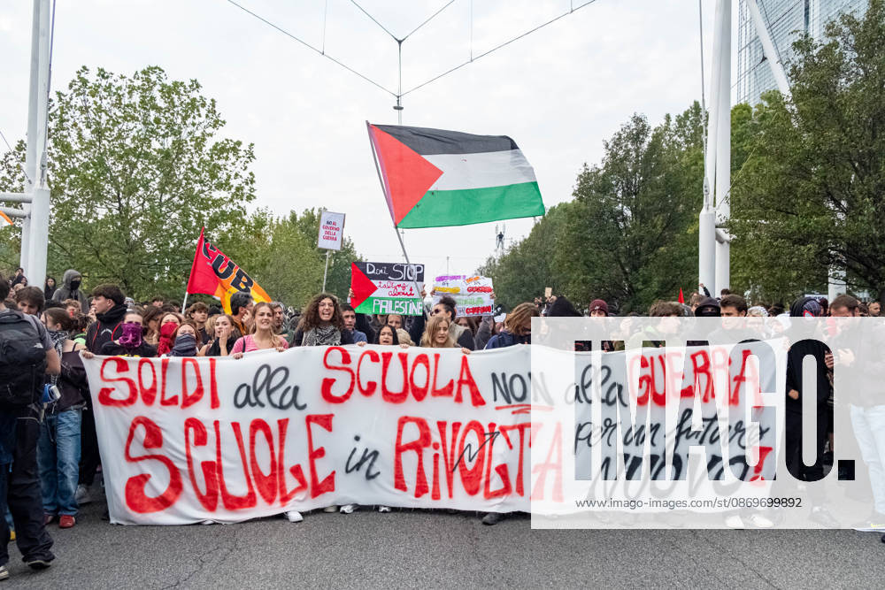 IPA89764408 - The march in front of Porta Susa Station during the student strike in Turin; Report from Turin, Italy