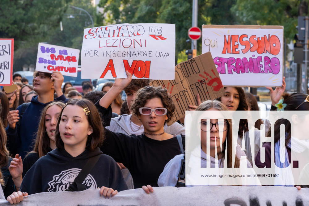 IPA89764843 - High school students marching. Bologna, Italy