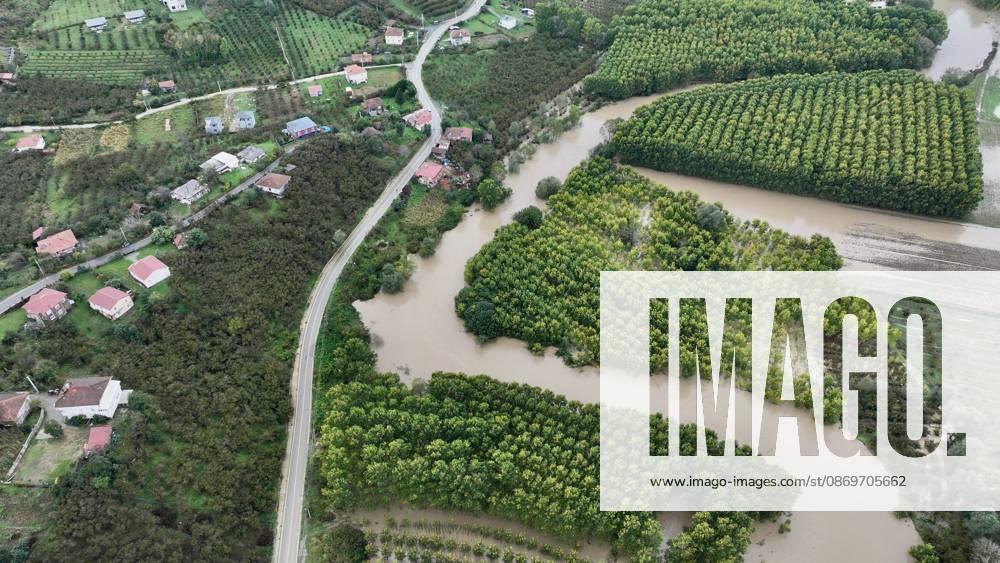Heavy rains hit Duzce, Turkiye DUZCE, TURKIYE - OCTOBER 16: An aerial view shows floodwaters from the overflowing Melen River covering agricultural land near Demiracma village as heavy rain continues in the Akcakoca and Kocaali areas, on October 16, 2026 in Duzce, Turkiye. The river, which flows into the Black Sea, reached some residential areas after overflowing its banks. At Melenagzi Harbor, four small fishing boats reportedly capsized and drifted out to sea, while three others sank inside the harbor. Omer Urer Anadolu Duzce Turkey. Editorial use only. Please get in touch for any other usage.