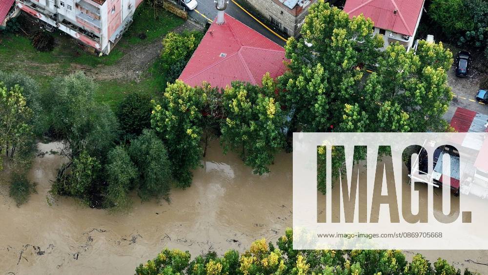 Heavy rains hit Duzce, Turkiye DUZCE, TURKIYE - OCTOBER 16: An aerial view shows floodwaters from the overflowing Melen River covering agricultural land near Demiracma village as heavy rain continues in the Akcakoca and Kocaali areas, on October 16, 2026 in Duzce, Turkiye. The river, which flows into the Black Sea, reached some residential areas after overflowing its banks. At Melenagzi Harbor, four small fishing boats reportedly capsized and drifted out to sea, while three others sank inside the harbor. Omer Urer Anadolu Duzce Turkey. Editorial use only. Please get in touch for any other usage.
