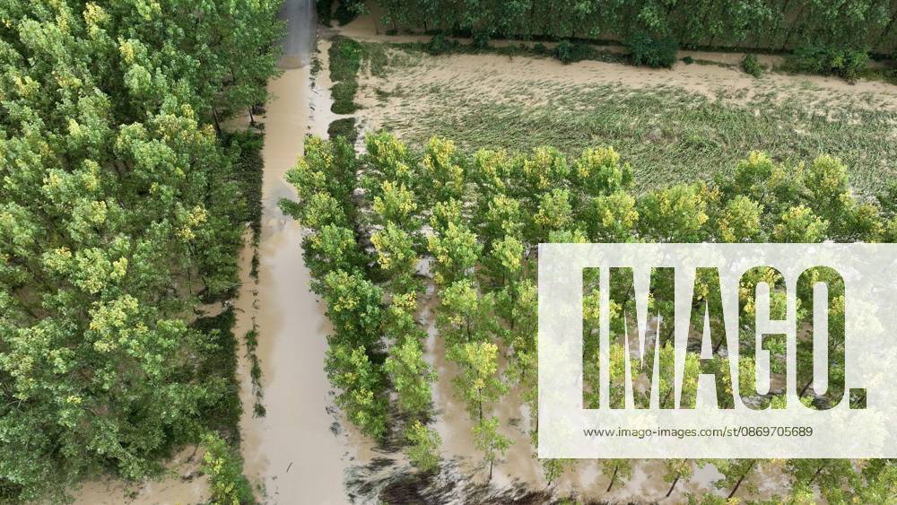 Heavy rains hit Duzce, Turkiye DUZCE, TURKIYE - OCTOBER 16: An aerial view shows floodwaters from the overflowing Melen River covering agricultural land near Demiracma village as heavy rain continues in the Akcakoca and Kocaali areas, on October 16, 2026 in Duzce, Turkiye. The river, which flows into the Black Sea, reached some residential areas after overflowing its banks. At Melenagzi Harbor, four small fishing boats reportedly capsized and drifted out to sea, while three others sank inside the harbor. Omer Urer Anadolu Duzce Turkey. Editorial use only. Please get in touch for any other usage.