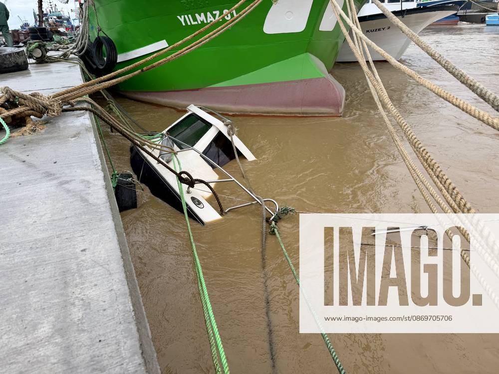 Heavy rains hit Duzce, Turkiye DUZCE, TURKIYE - OCTOBER 16: An aerial view shows the swollen Melen River flowing beneath a bridge and surrounding nearby roads and facilities after heavy rain caused the river to overflow, on October 16, 2026 in Duzce, Turkiye. Floodwaters covered agricultural land and reached some residential areas around Demiracma village, while at Melenagzi Harbor four small fishing boats reportedly capsized and drifted out to sea and three others sank inside the harbor. Omer Urer Anadolu Duzce Turkey. Editorial use only. Please get in touch for any other usage.
