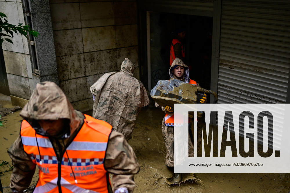 Gendarmerie teams support flood cleanup efforts in Istanbul ISTANBUL, TURKIYE - OCTOBER 16: Gendarmerie teams clear mud and debris from a flood-affected area in Sariyer as cleanup and repair efforts continue, on October 16, 2026 in Istanbul, Turkiye. The teams joined post-flood operations to help restore affected streets and support recovery work. Cem Tekkesinoglu Anadolu Istanbul Turkey. Editorial use only. Please get in touch for any other usage.
