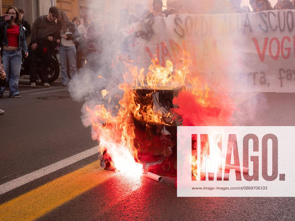 BOLOGNA, ITALY, OCTOBER 16, 2026: Students march through central Bologna demanding improved school conditions and greater investment in education rather than military spending, during a day of student demonstrations across Italy. Bologna Italy - ZUMAq101 20261016_zna_q101_207