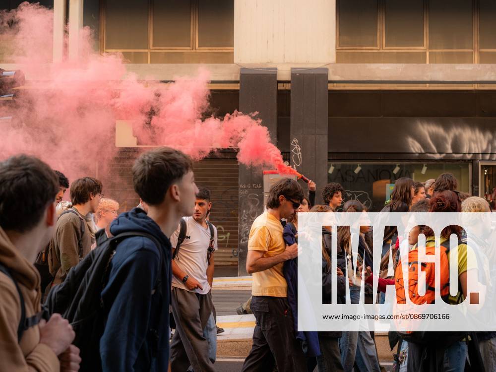 BOLOGNA, ITALY, OCTOBER 16, 2026: Students march through central Bologna demanding improved school conditions and greater investment in education rather than military spending, during a day of student demonstrations across Italy. Bologna Italy - ZUMAq101 20261016_zna_q101_217