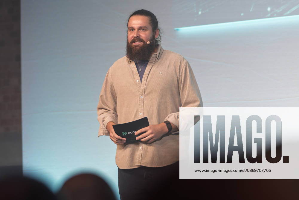 Julius Herzberg, event organizer, speaks at NeulandPro Connec
